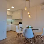 Marcelina 2 In شقة تروغير